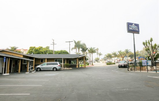 Welcome To The Ocean Palms Motel - Ample Parking