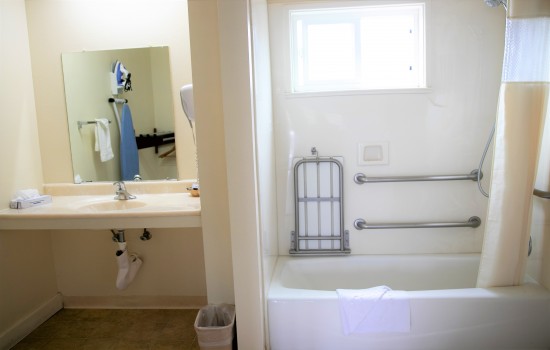 Welcome To The Ocean Palms Motel - Accessible Private Bathroom